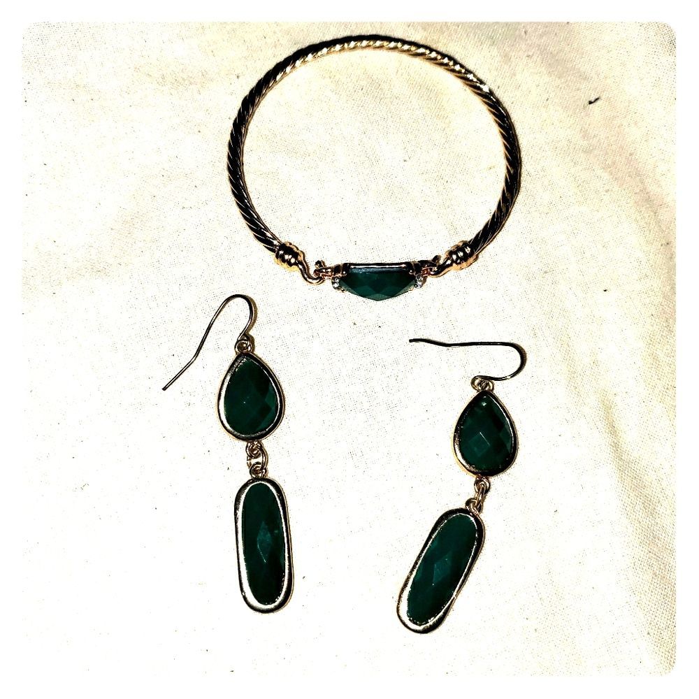 EUC Emerald and Gold Tone Bracelet and Earrings
